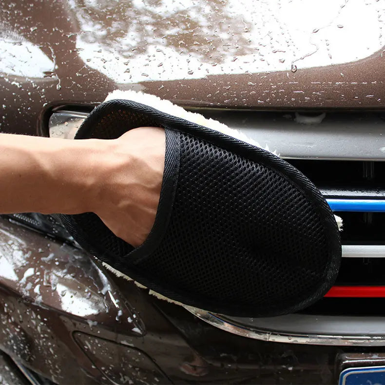 Soft wool gloves for washing and cleaning cars and motorcycles (exterior and interior).