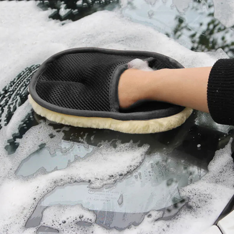 Soft wool gloves for washing and cleaning cars and motorcycles (exterior and interior).